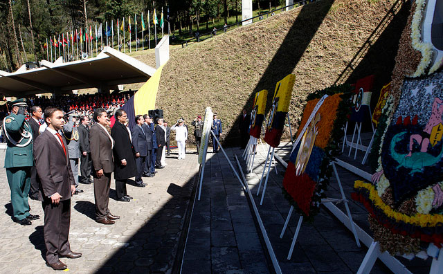 cne rinde homenaje