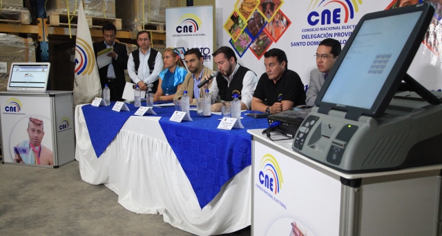 CNE presentó equipos de voto electrónico para sufragio en Santo Domingo de los Tsáchilas